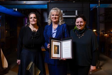 Z leve, mag. Dunja  Legaj, predsednica komisije, mag. D. Hrabar in D. Vovk, predsednica zveze bibliotekarskih društev